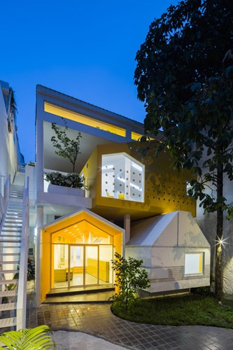 Trường mầm non Chuồn Chuồn Kim là một dự án chuyển đổi từ một ngôi nhà phố thành trường mầm non tư thục tại phường Tân Định, Quận 1. Ngôi trường thu hút người xem nhờ thiết kế hiện đại, thông minh và màu sắc bắt mắt. Ảnh: Archdaily.