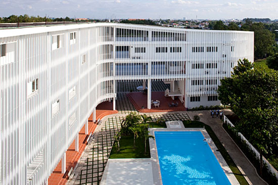 Ngôi trường có tổng diện tích sàn hơn 6.560 m2, trong khu đất khoảng 5.300 m2, chiều cao tối đa 5 tầng để không vượt quá chiều cao của cây cối xung quanh. Ảnh: Báo Xây Dựng.