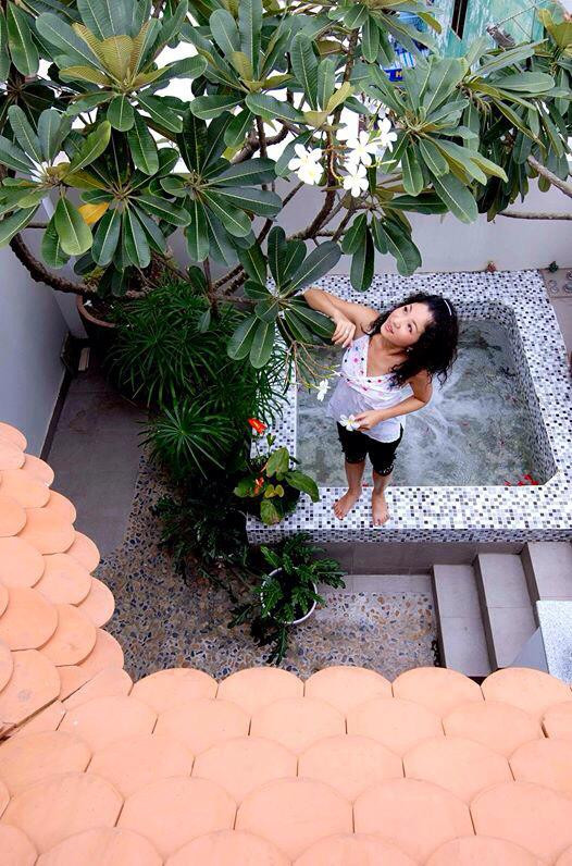 Theo nữ diễn viên chia sẻ thì "Ngày trước, bạn bè ai bước vô nhà tôi cũng nói: Nhà đẹp và xanh tươi mát mắt quá! Vì góc nào cũng có cây cối um tùm hết". Tuy nhiên, vì mẹ Thúy Nga không thích nên nữ diễn viên hài đã thay đổi một số chi tiết lãng mạn trong căn nhà chẳng hạn như bỏ bớt cây cối, lấp hồ cá.