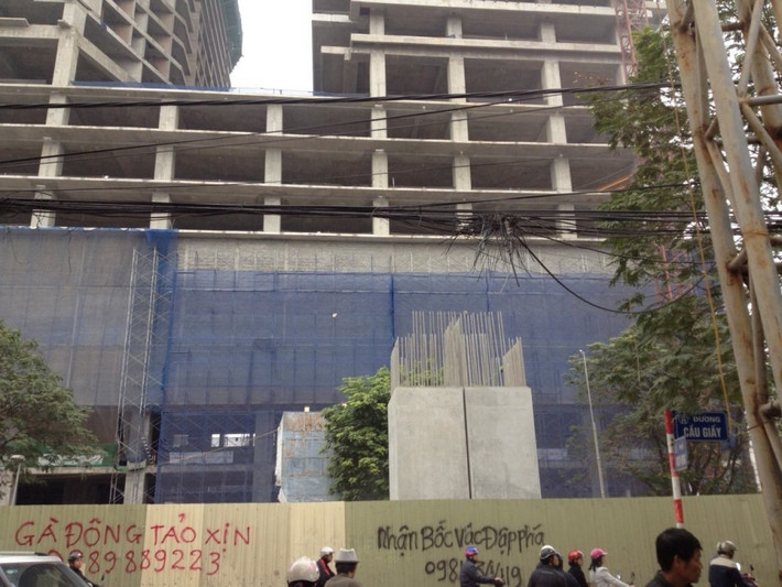 Dự án Discovery Complex 302 Cầu Giấy được xem là tổ hợp công trình “siêu sang” trên địa bàn, nhưng khi Công ty Đầu tư Thương mại và Dịch vụ Cầu Giấy thi công sai GPXD thì UBND phường Dịch Vọng, cùng Đội Thanh tra Xây dựng quận Cầu Giấy không hiểu vì sao không phát hiện kịp thời. Đến khi tòa chung cư đã xây được 5 tầng hầm, 8 tầng khối đế, 1 tầng cây xanh và 2 khối nhà cao trên 30 tầng thì Chủ tịch UBND phường Dịch Vọng mới kỳ quyết định đình chỉ thi công.