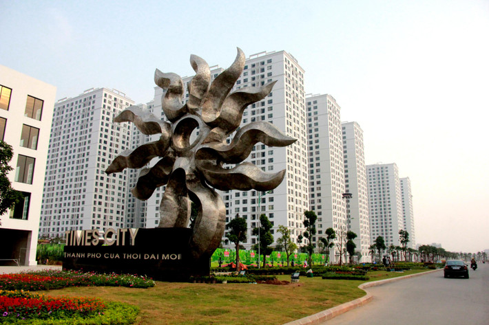 Times City bao gồm nhiều phân khu chức năng: căn hộ, trung tâm thương mại, bệnh viện, trường học, công viên, hồ nước rộng hơn 100.000 m2, hồ bơi, thủy cung, quảng trường với sân khấu nhạc nước đặc trưng, chuỗi khuôn viên cây xanh...
