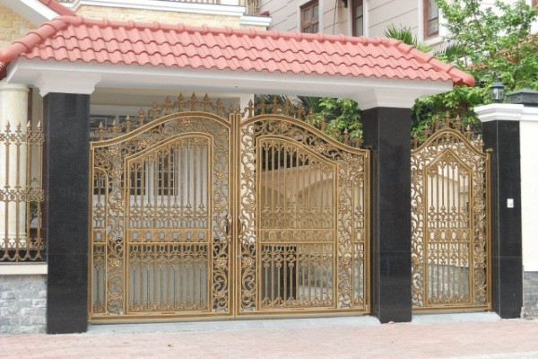 Gia chủ mệnh Hỏa phù hợp với cổng có nhiều nét nhọn, vát chéo và sơn màu đỏ, cam hay cổng có mái ngói đỏ nhọn.