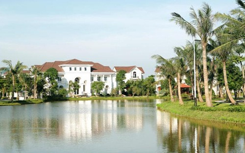 Vinhomes Riverside (tên gọi cũ Vincom Village) là một khu đô thị thuộc địa phận quận Long Biên, thành phố Hà Nội, do Công ty Cổ phần Đầu tư và Phát triển Đô thị Sài Đồng thuộc Vingroup xây dựng dựa trên mô hình thành phố Venice, Ý với các biệt thự được kết nối bằng hệ thống sông hồ trải dọc khu đô thị với tổng diện tích là 183,5 ha.