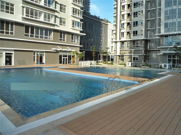 Sunrise City là dự án khu phức hợp cao cấp và hiện đại nhất TP HCM với tổng vốn đầu tư trên 500 triệu USD, tọa lạc tại quận 7. Dự án được chia làm 3 khu: V, W, X với 14 tháp căn hộ cao từ 31 đến 35 tầng. Tổng diện tích khu phức hợp này là 51.260 m2, cung cấp đến 1.804 căn hộ đạt chuẩn hạng A, trong đó có những căn hộ thông tầng (penthouse) rộng khoảng 700 m2 và một số căn hộ dành cho sàn thương mại và dịch vụ mua sắm với hơn 70.000m2.