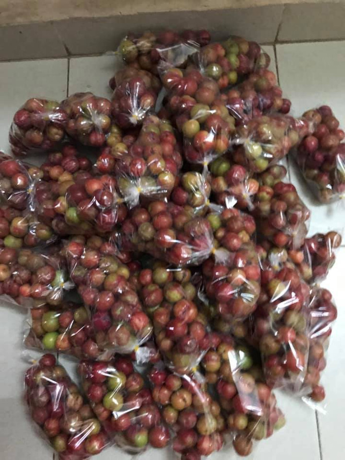 Một số tiểu thương cho biết, không phải ngày nào cũng có hàng nên khi hàng về thường không có dư. Mỗi lần chị Hoa chỉ lấy được vài chục kg, đủ chia cho đơn đã đặt trước. Nguồn ảnh: Facebook.