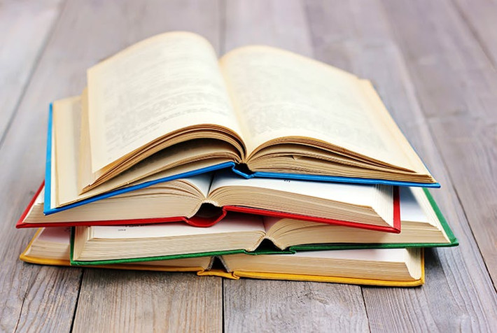 Lý do là bạn vừa phải trả tiền cho tác giả của cuốn sách, mà phần lớn nhất thuộc về nhà xuất bản - đơn vị đã đầu tư tiền cho việc mua bản quyền, chỉnh sửa, dịch, quảng bá trên thị trường.