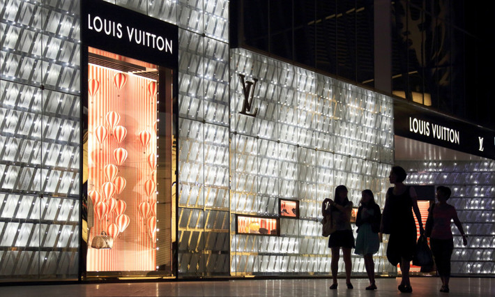Thời trang LVMH hay Kering cũng đóng góp tương ứng 2,3 triệu USD và 1 triệu USD cho chiến dịch ngăn chặn virus corona.