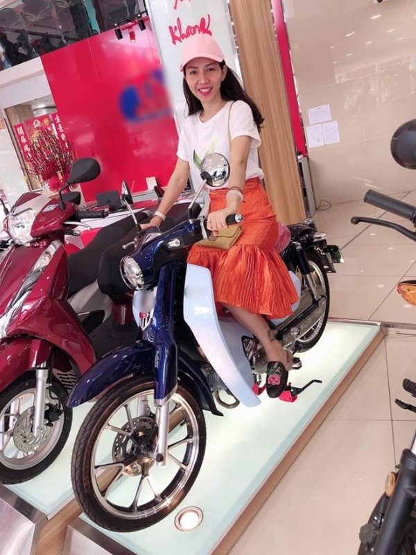 Dịp Valentine, Hoàng Bách tặng luôn vợ chiếc Cub 125.