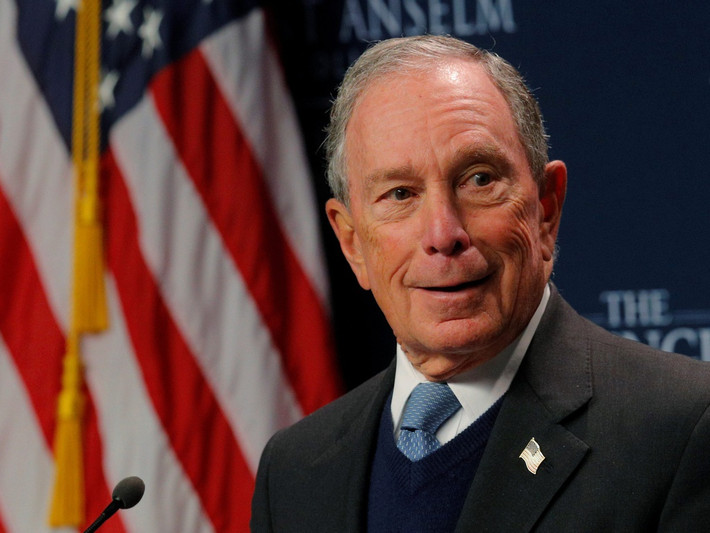 Michael Bloomberg sinh ra trong một gia đình trung lưu ở Boston, Mỹ năm 1942. Tốt nghiệp Đại học Johns Hopkins với bằng kỹ sư điện và lấy bằng MBA từ Harvard, Bloomberg bắt đầu làm việc tại ngân hàng đầu tư Salomon Brothers ở Phố Wall.
