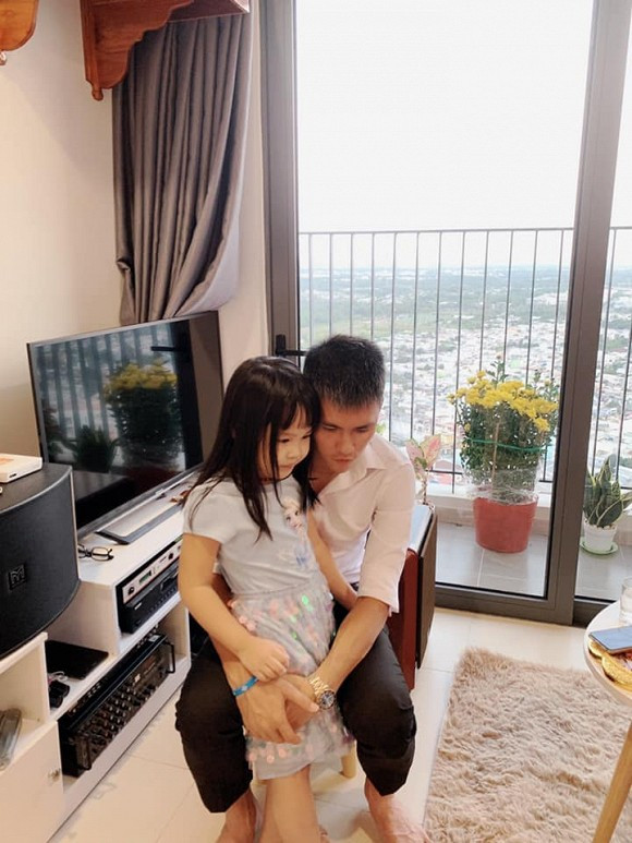 Phòng khách ấn tượng với thiết kế đơn giản nhưng sang trọng.