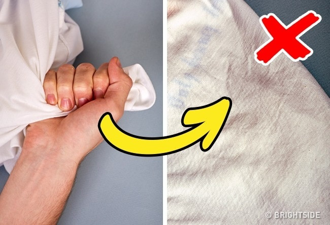 Muốn kiểm tra chất lượng, bạn lấy một ít vải và nắm chặt trong lòng bàn tay khoảng vài giây. Khi bỏ tay ra, nếu miếng vải bị nhăn nhúm thì chứng tỏ nó đã được xử lý qua để giữ hình dáng như bạn đang thấy. Những bộ quần áo như vậy, có khả năng rất lớn sau khi giặt sẽ trông giống như một miếng giẻ lau.