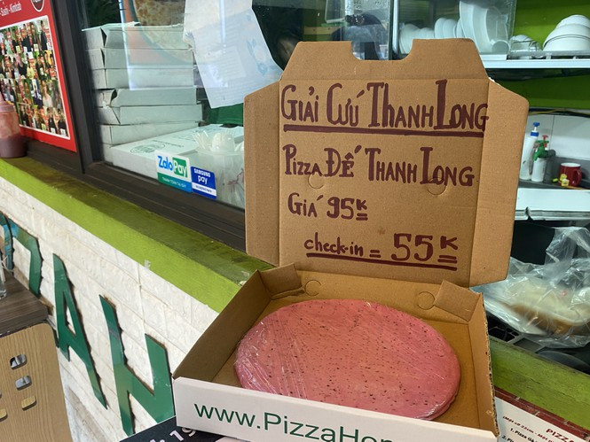 Tương tự, một cửa hàng tại Hà Nội đã sáng tạo ra món bánh pizza độc đáo với đế làm từ quả thanh long. Ảnh: Tiền phong.