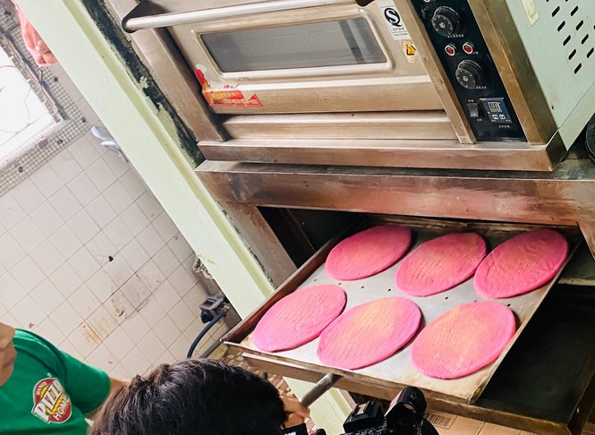 Những chiếc bánh pizza thanh long có giá bán 55.000 đồng/chiếc (đường kính 22cm), rẻ bằng 50% các loại bánh thông thường tại cửa hàng. Ảnh: Tiền phong.