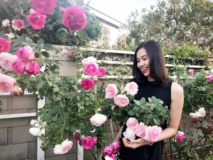 Góc vườn nhỏ trong nhà Hoa hậu Dương Mỹ Linh cũng ngập tràn hoa thơm. Ảnh: Helino.
