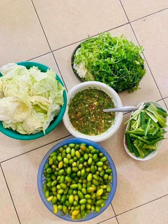 Một set nhót chấm chẩm chéo Tây Bắc bao gồm: 200 gram nhót xanh, rau bắp cải, rau mùi, gừng, lá tỏi và nước chấm. Toàn bộ rau, củ, quả đều đảm bảo sạch 100% có giá là 55.000 - 60.000 đồng.