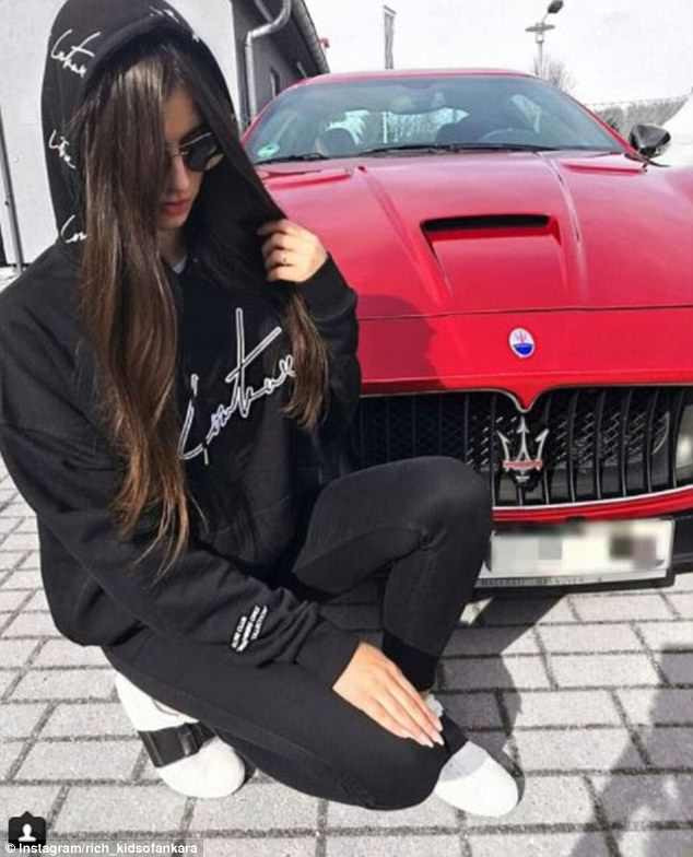 Tạo dáng bên siêu xe thể thao là sở thích của hội con nhà giàu Thổ Nhĩ Kỳ.
