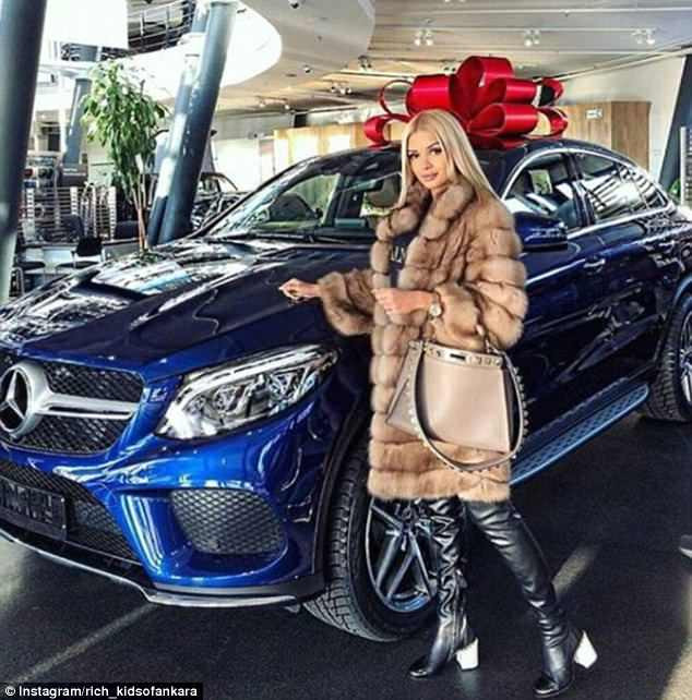 Một tiểu thư Thổ Nhĩ Kỳ diện áo hàng hiệu khoe chiếc Mercedes xa hoa được tặng.