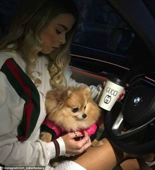 Cô nàng tiểu thư ngồi trong xe BMW khoe hàng hiệu Gucci.