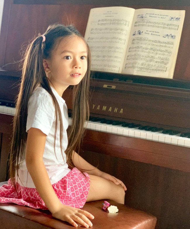 Bé Sol – con gái Đoan Trang với chồng người Thụy Điển được dân tình đặt cho biệt danh là "fashionista nhí" bởi gu thời trang sành điệu diện toàn đồ hiệu.