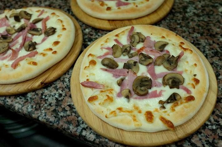 Chị Hằng (Hà Đông, Hà Nội) cho biết, pizza cấp đông có thể bảo quản ở tủ lạnh 2-3 tháng nên vừa đặt mua 30 chiếc ăn dần.