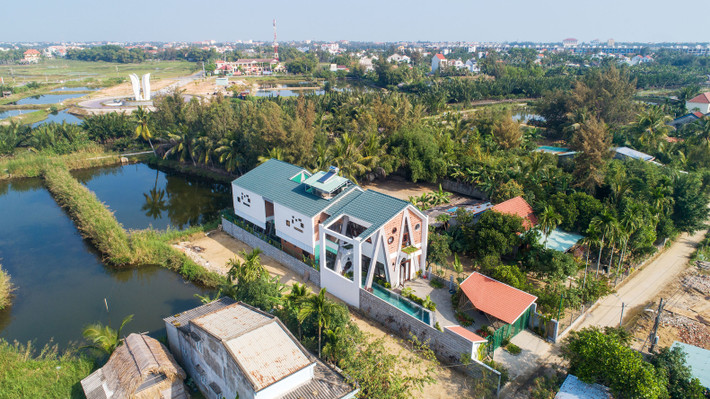 Tọa lạc tại thành phố Hội An (Quảng Nam), căn biệt thự lấy cảm hứng từ những giá trị văn hóa bản địa và hài hòa cùng môi trường cảnh quan tự nhiên tại địa phương.