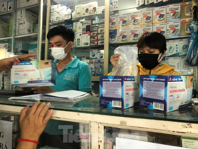 Trước diễn biến phức tạp của dịch bệnh do virus corona gây ra, thị trường khẩu trang tại Hà Nội và nhiều nơi khác luôn trong tình trạng "cháy hàng". Ảnh: Tiền phong.