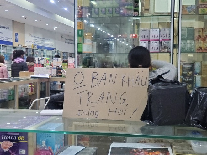 Đến nay, dù không còn tình trạng xếp hàng dài mua như trước nhưng thị trường khẩu trang y tế ở Hà Nội vẫn trong tình trạng khan hiếm. Nhiều cửa hàng báo hết hàng hoặc chỉ còn số lượng ít. Ảnh: Zing.