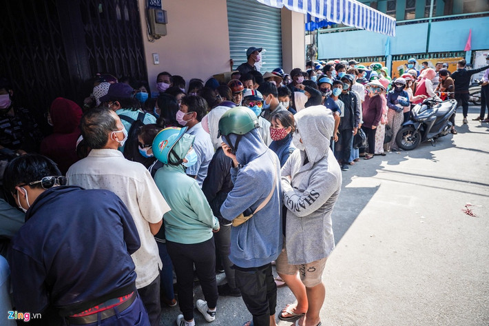 Cách đây ít ngày, người dân ùn ùn kéo nhau đi mua khẩu trang và xếp hàng dài, chờ hàng tiếng mới đến lượt. Ảnh: Zing.