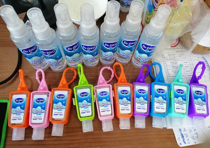 Không chỉ có khẩu trang y tế, nước rửa tay khô để phòng ngừa bệnh viêm đường hô hấp cấp do virus corona gây ra cũng đang trong tình trạng khan hiếm. Ảnh: Vietnamnet.