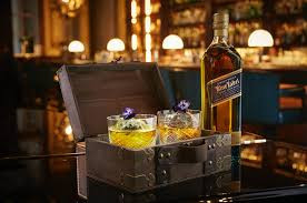 Giá khởi điểm của ly cocktail này là 10.000 USD. Tuy nhiên, khách mua cần đặt trước 72 giờ để các thợ kim hoàn thiết kế chiếc nhẫn kim cương sáng lấp lánh, đặt giữa ly, như một vật trang trí tượng trưng cho sức sống mãnh liệt của tình yêu.