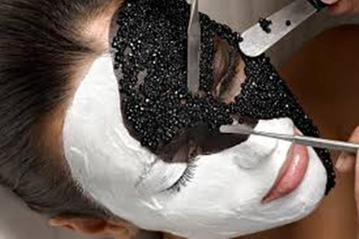 Trong một dịp Valentine, Spa La Prairie của Thụy Sĩ cung cấp cho khách hàng một gói chăm sóc da cao cấp đắt đỏ trị giá 1.000 USD, bao gồm mặt nạ huyết thanh có nguồn gốc từ trứng cá tầm.