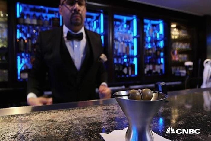 Ly cocktail của khách sạn Blue Bar (Los Angeles, Mỹ) là món quà được nhiều người siêu giàu lựa chọn để tạo bất ngờ cho người thân nhân ngày Valentine.