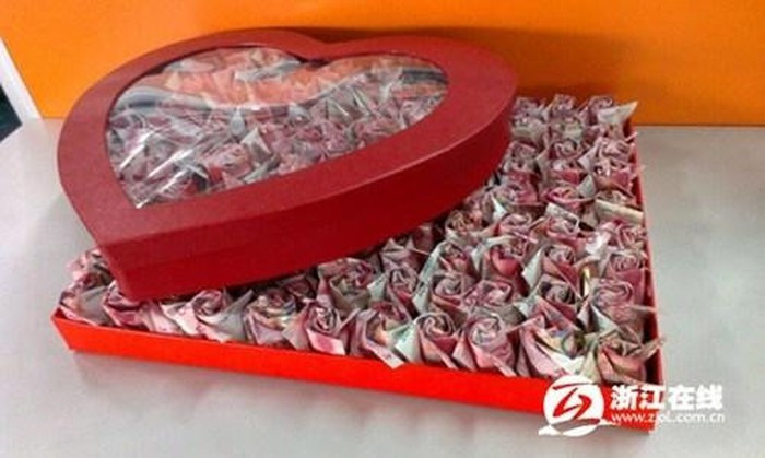Hộp quà chứa 999 bông hoa hồng gấp bằng tờ 200 NDT (tổng số tiền tương đương 700 triệu đồng) là một món quà Valentine sang chảnh mà một thiếu gia nhà giàu ở Trung Quốc tặng người yêu mình và chính thức ngỏ lời cầu hôn.