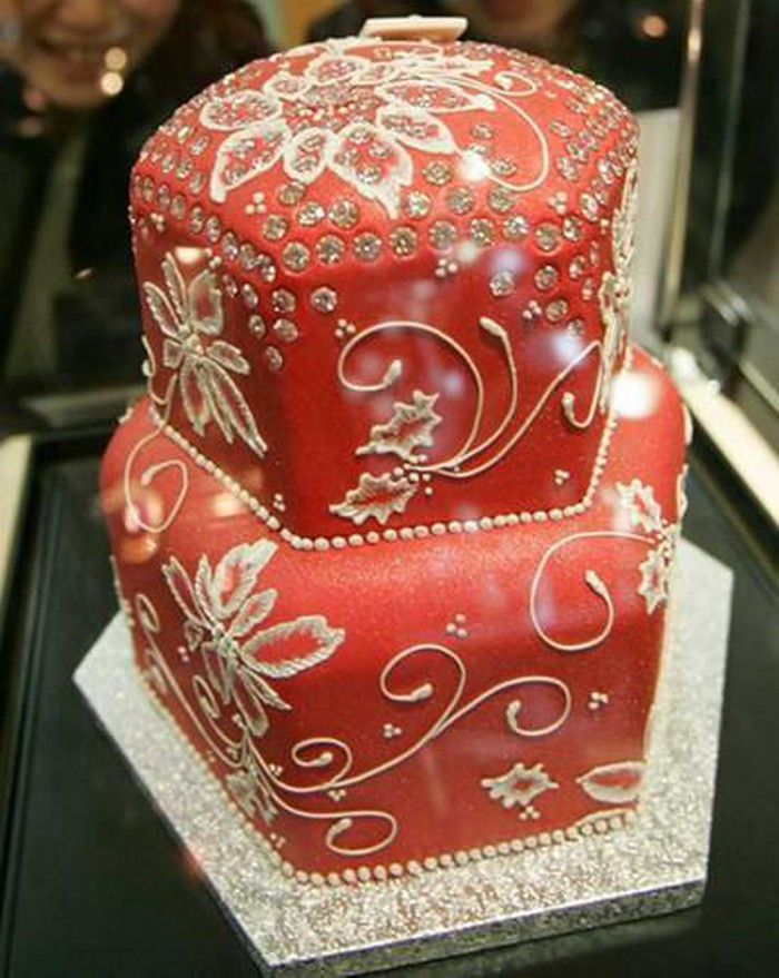 Trên thế giới có nhiều món ăn xa xỉ chỉ dành cho giới nhà giàu. Trong số đó phải kể đến Diamond cake - bánh trái cây kim cương.