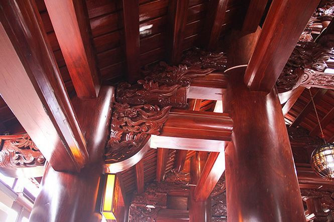 Bên trong nhà còn nhiều họa tiết tinh xảo. Ảnh: Dân Việt.