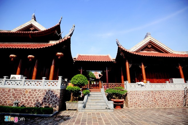 Toàn bộ khuôn viên gồm có 4 nhà, hai chòi và một hầm rượu. Riêng nhà khách được xây dựng trên 400 m2 đất, dài 28 m, rộng 14 m, nền móng cao 2,8 m với 46 cột gỗ có đường kính từ 1,2 - 1,4 m. Nhà dựng theo phong cách cổ 100% bằng gỗ, lợp ngói, chia thành 5 gian, 2 chái. Ảnh: Zing.