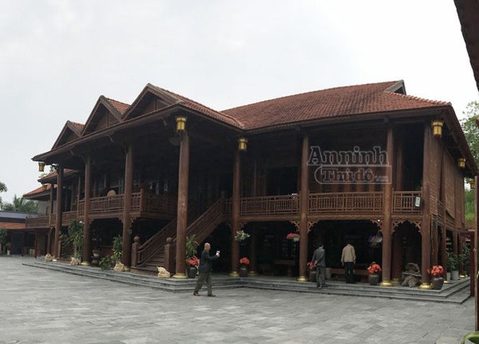 Ngôi nhà sàn rộng đến 500m2, làm toàn bộ bằng gỗ lim quý, trị giá đến trên 200 tỷ đồng tại tỉnh Điện Biên được Vietnam book of records công nhận là "nhà sàn gỗ lim lớn nhất Việt Nam". Ảnh: Anninhthudo.