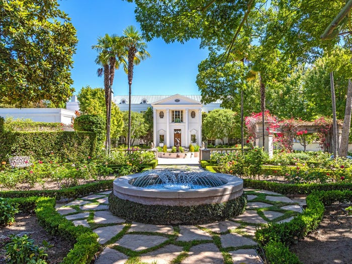 Theo Business Insider, tỷ phú Jeff Bezos có thể mua căn biệt thự Casa Encantada ở khu Bel-Air, thành phố Los Angeles (California, Mỹ).