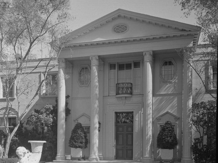Weber sau đó cho xây dựng lại bất động sản đồ sộ này và hoàn thành vào năm 1937, trị giá hơn 2 triệu USD (tương đương khoảng 35 triệu USD ngày nay).