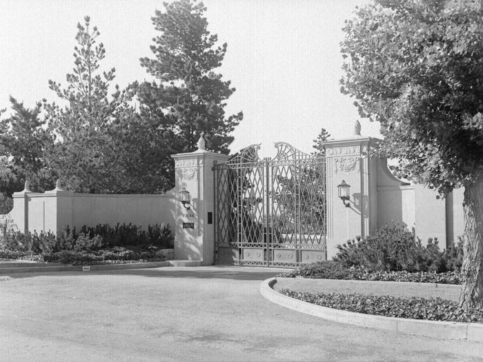 Theo Tạp chí Los Angeles, biệt thự rộng 3.716m2, ban đầu được mua vào năm 1934 với giá 100.000 USD bởi Hilda Boldt Weber.