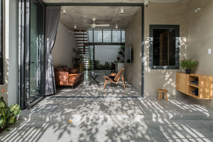 Được xây theo kiến trúc nhà ống 3 tầng, Bin Bon House bố trí không gian sinh hoạt chung ở tầng 1, không gian riêng tư với phòng ngủ cho bố mẹ và hai con trai ở tầng 2 và tầng 3.