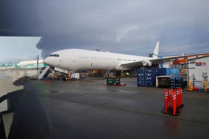 Dự kiến 777x sẽ cạnh tranh với dòng máy bay A350-1000 mới được Airbus ra mắt. Nguồn ảnh: Boeing, CNN.