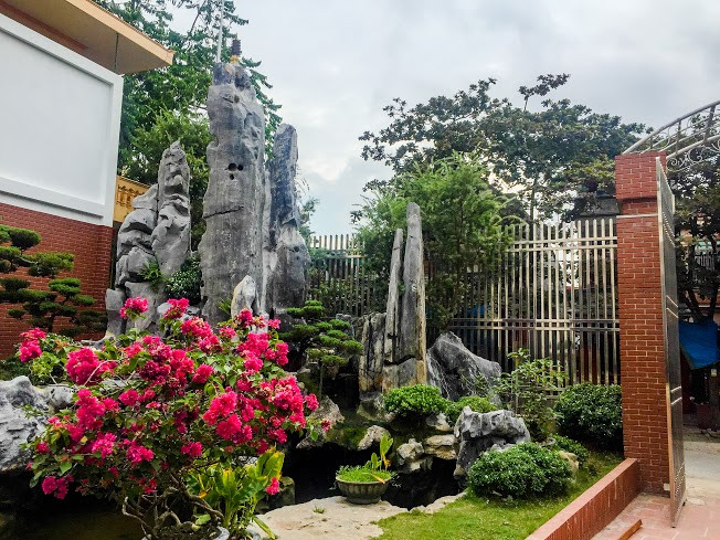 Không gian sân vườn, hòn non bộ ngay mặt trước ngôi nhà.