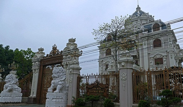 Đến với xã Hải Minh, huyện Hải Hậu, Nam Định, du khách sẽ không khỏi choáng ngợp trước những toà biệt thự, lâu đài mọc san sát. Trong đó, đáng chú ý nhất là lâu đài Lan Khuê nằm được xây trong 9 năm của vợ chồng ông Nguyễn Văn Khuê (SN 1958) và bà Nguyễn Thị Lan (SN 1961). Ảnh: Vietnamnet.