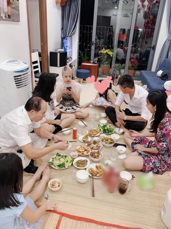 Cách đây vài ngày, Khánh Chi chia sẻ hình ảnh gia đình tụ tập ăn uống và tổ chức sinh nhật 5 tuổi cho con gái của cô và chồng cũ. Buổi tiệc có sự tham gia của anh trai Công Vinh, chị dâu Thủy Tiên và cả bé Bánh Gạo. Đáng chú ý, trong bức ảnh này, Khánh Chi khéo léo che mặt của bé Bánh Gạo. Bên cạnh đó, cựu hot girl đình đám một thời còn chia sẻ ảnh anh trai và chị dâu chơi đùa cùng con gái cô. Sau nhiều năm sang Singapore làm việc, đây là lần hiếm hoi Khánh Chi về nước mừng sinh nhật con gái.