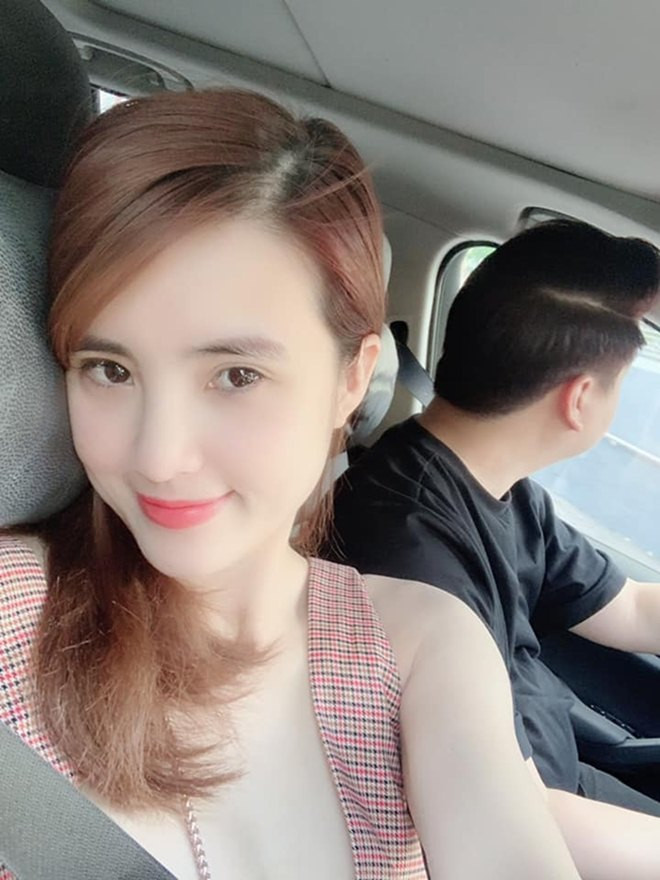 Sau đổ vỡ hôn nhân với người chồng đầu tiên, hiện Khánh Chi đang có cuộc sống hạnh phúc với bạn trai mới người Singapore. Tuy nhiên, cựu hot girl không công khai danh tính cũng như ảnh chụp cận mặt bạn trai.