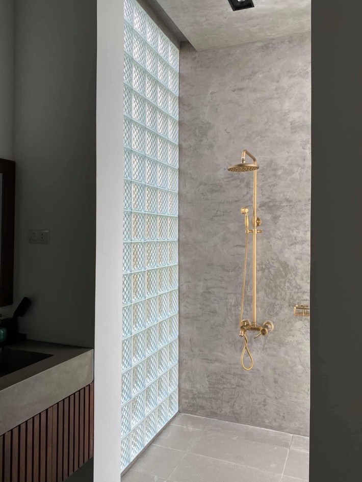 Phòng tắm thiết kế hiện đại và thoáng đãng.