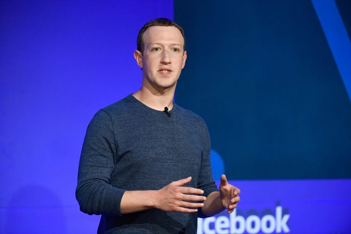 Sau Jeff Bezos, Mark Zuckerberg là tỷ phú kiếm tiền nhanh nhất những tháng qua. Tính từ tháng 10/2019 đến này, ông chủ Facebook tăng từ 65,8 tỷ USD lên 80,5 tỷ USD (gần 15 tỷ USD).