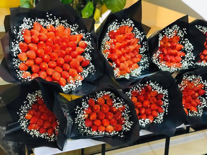 Một bó hoa dây tây 500g có giá từ 450.000 - 500.000 đồng, còn hoa dâu tây 1kg có giá hơn 800.000 đồng. Ảnh: Facebook.