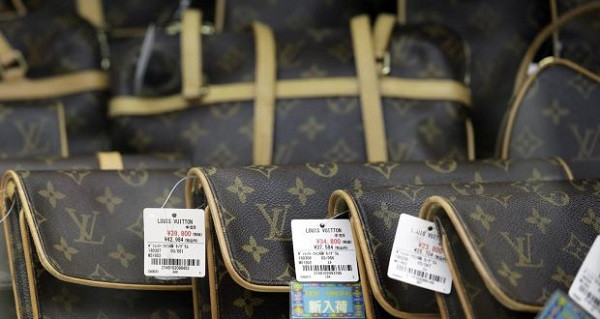 Sau mỗi mùa, các sản phẩm Louis Vuitton không bán được sẽ bị gửi lại nhà máy ở Pháp để tiêu hủy. Đây là cách công ty duy trì giá trị của món hàng cũng như tạo nên đẳng cấp của thương hiệu.